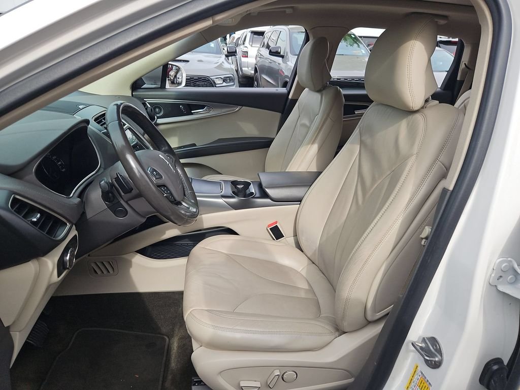 Used 2016 White Platinum Clearcoat Metallic Lincoln Select image 12