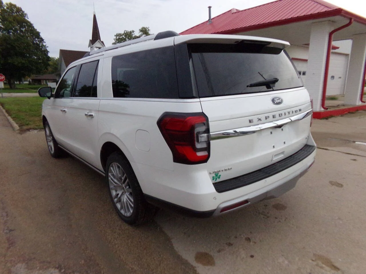 Used 2024 Oxford White Ford Limited 4x4 4dr SUV image 7