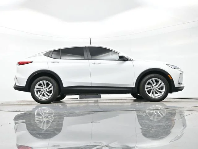 Used 2025 Summit White Buick Preferred image 28