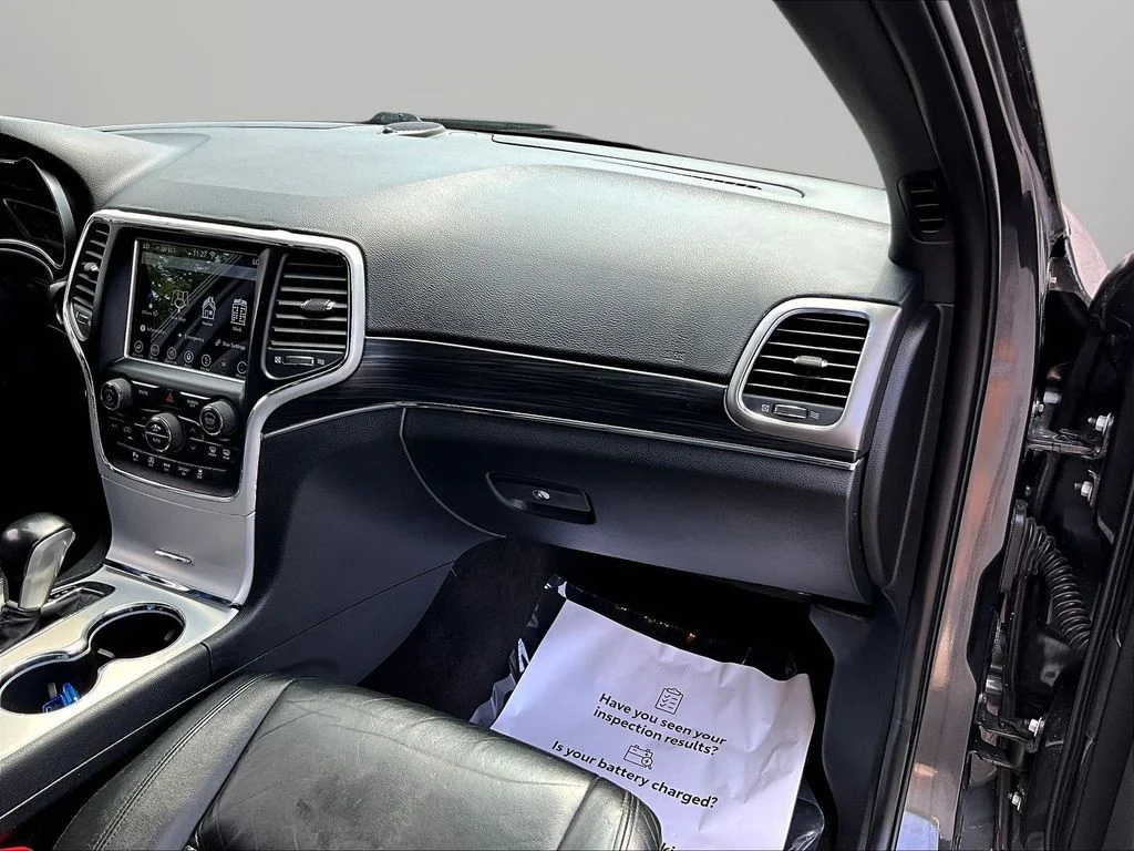 Used 2018 Crystal Metallic Jeep Limited image 29