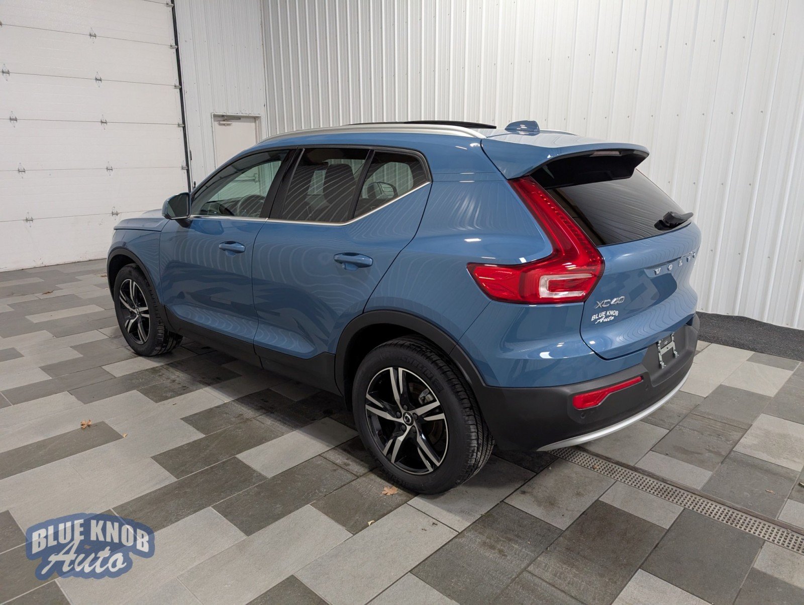 2025 Volvo XC40 Core photo 2