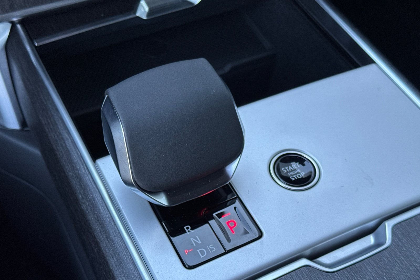 New 2026 Carpathian Grey Land Rover SE image 25