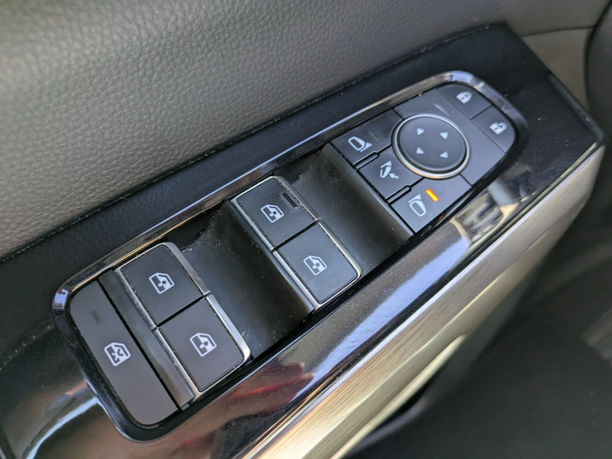 Used 2022 Solid Gray/Super Black Nissan Platinum image 25