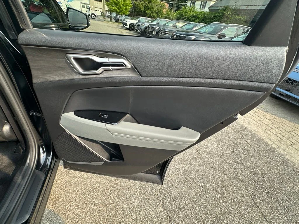 Used 2023 Black Kia X-Line image 33