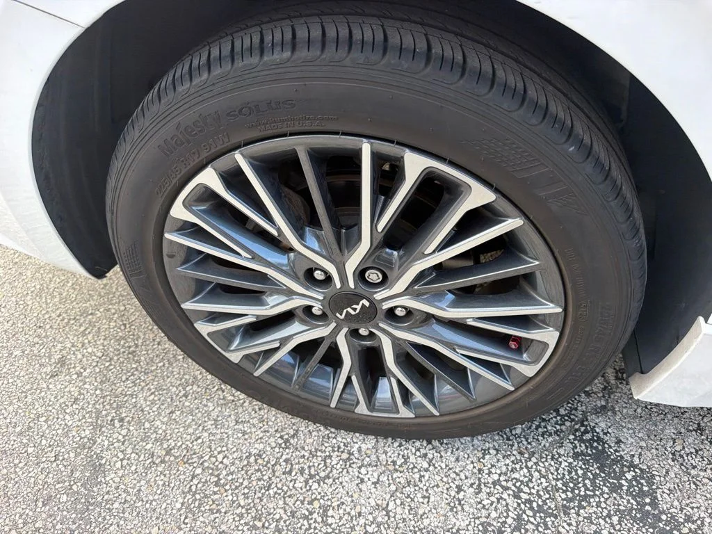 Used 2024 Snow White Pearl Kia GT-Line image 13
