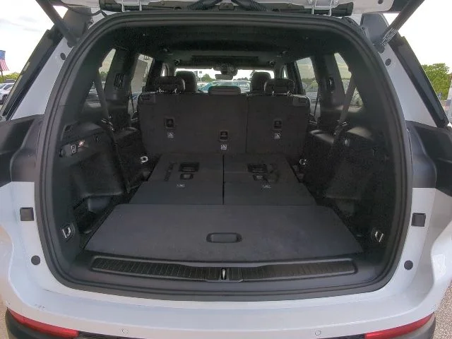 New 2026 Bright White Clear-Coat Exterior Paint Jeep Laredo image 33