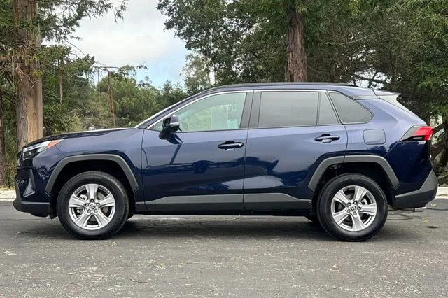 2025 Toyota RAV4 XLE - Photo 8