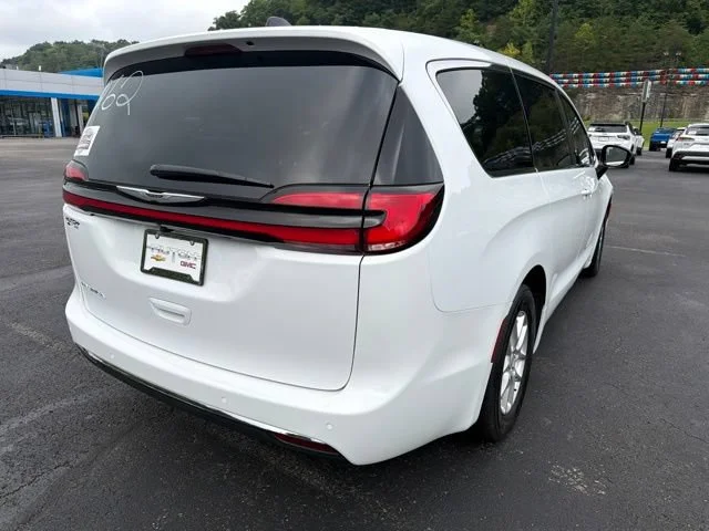 Used 2026 White Chrysler Select image 3