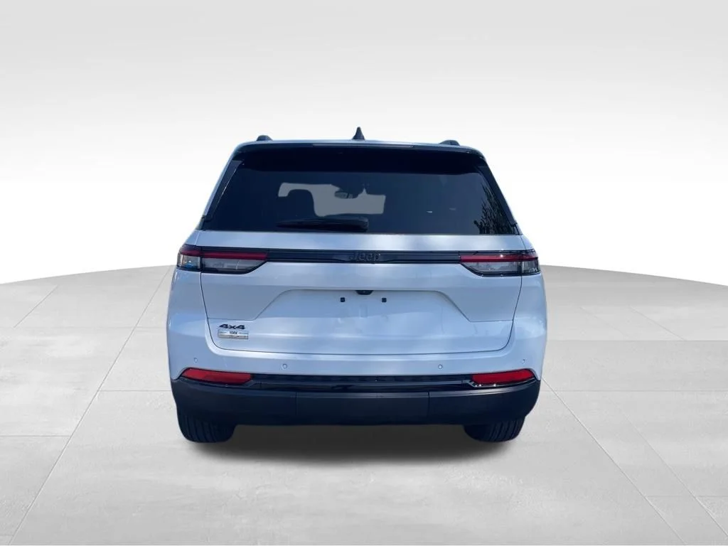 Used 2024 White Jeep Altitude image 4