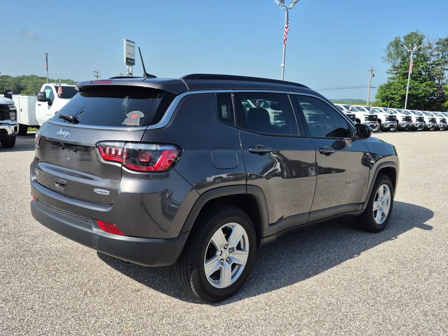 Used 2022 Granite Crystal Metallic Clearcoat Jeep Latitude image 5