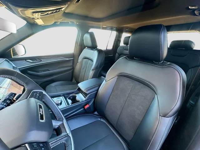 New 2026 Bright White Clear-Coat Exterior Paint Jeep Altitude image 23