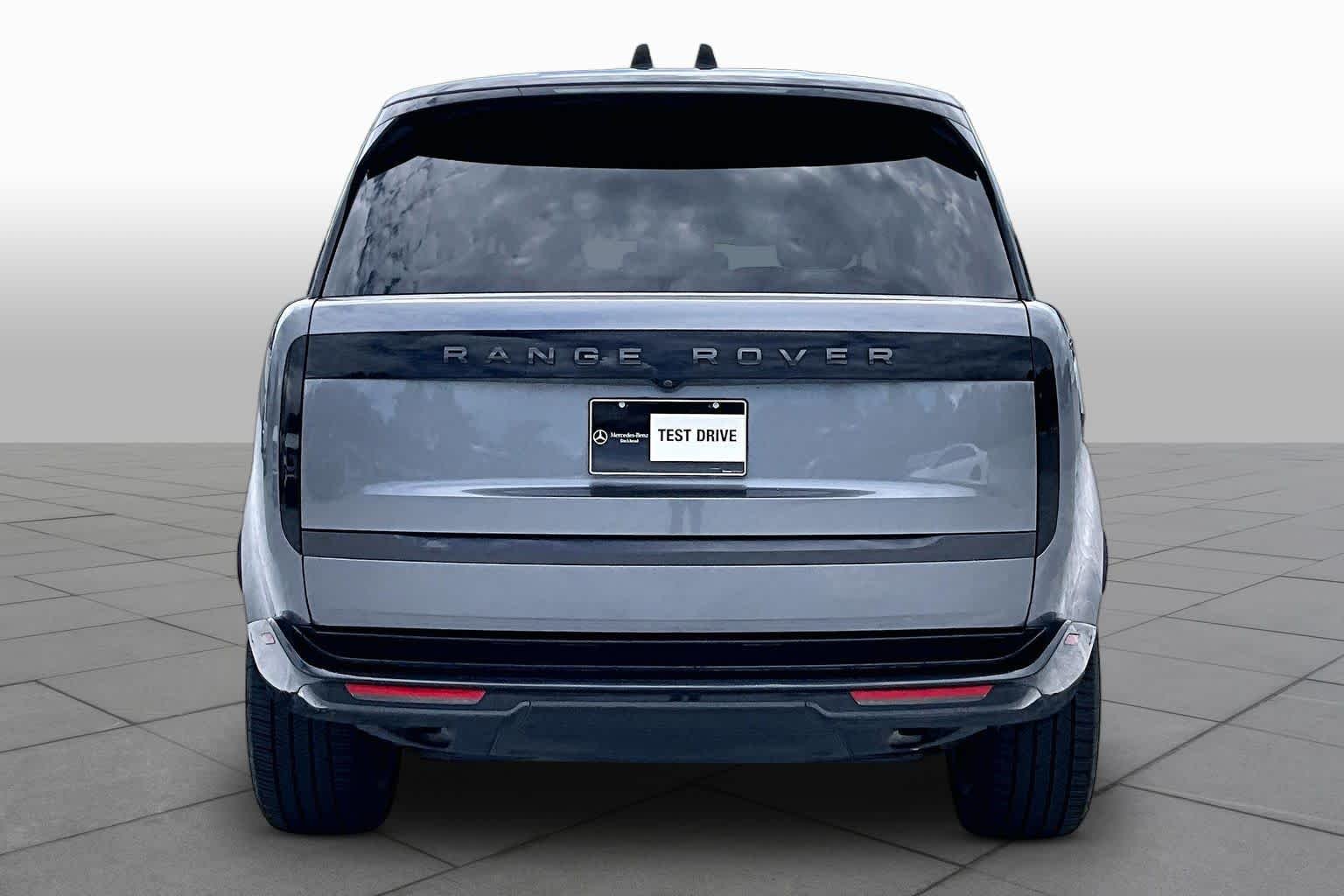 Used 2025 Charente Grey Premium Metallic Land Rover SE image 5