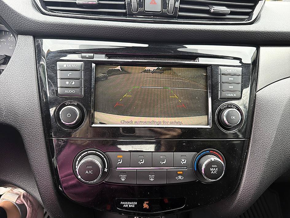 Used 2021 Glacier White Nissan S image 15