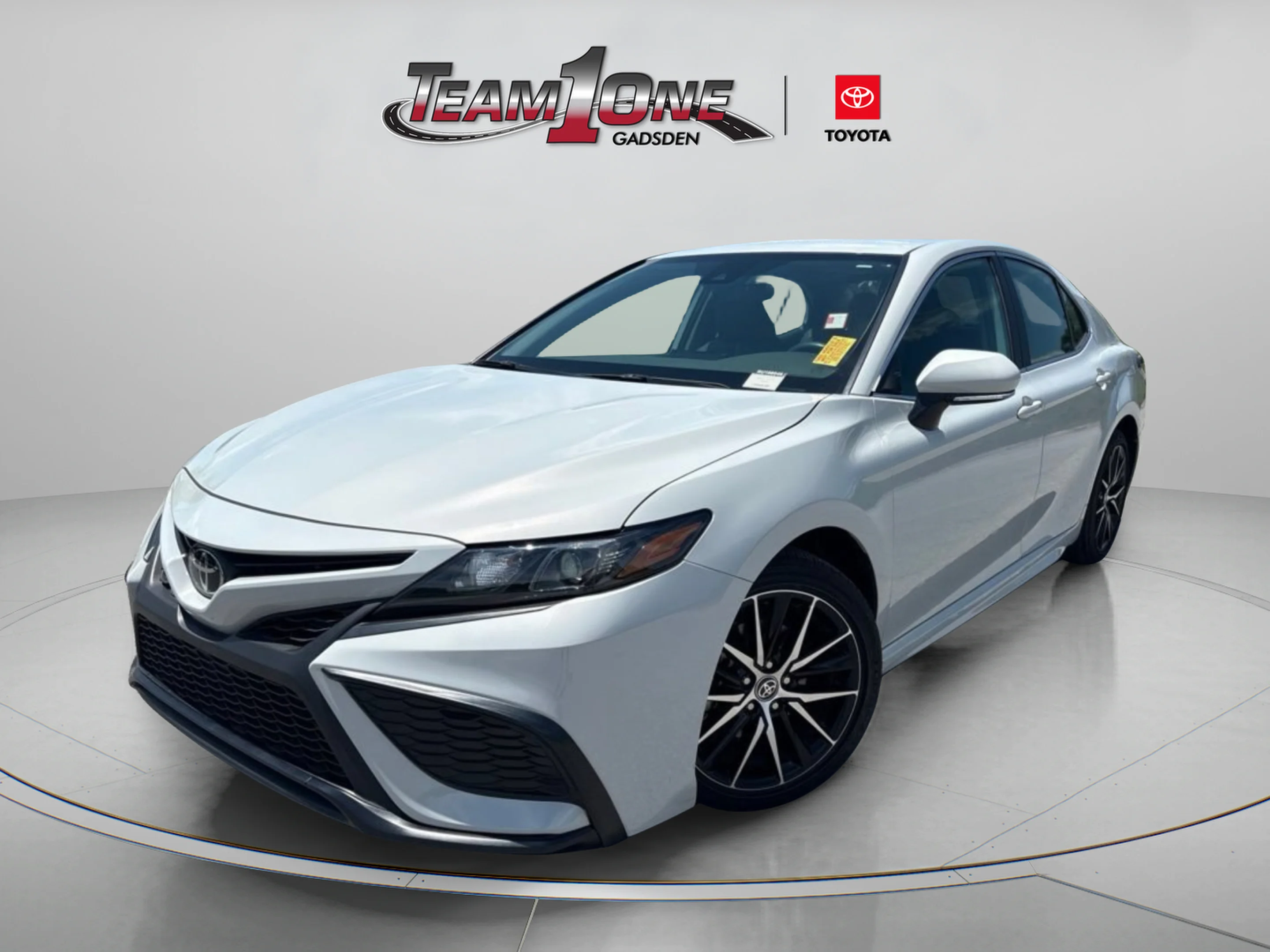 Used 2024 Ice Toyota SE image 3