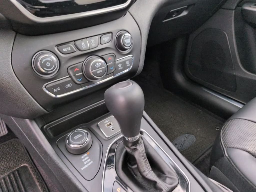 Certified Used 2019 White Jeep Overland image 24