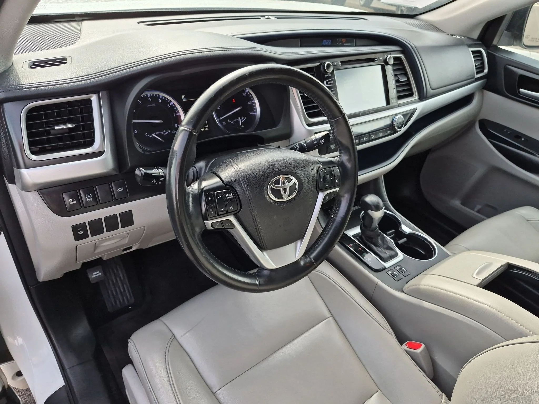 Used 2018 Blizzard Pearl Toyota XLE image 10