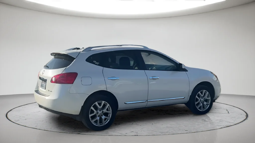 Used 2012 White Nissan SL image 5