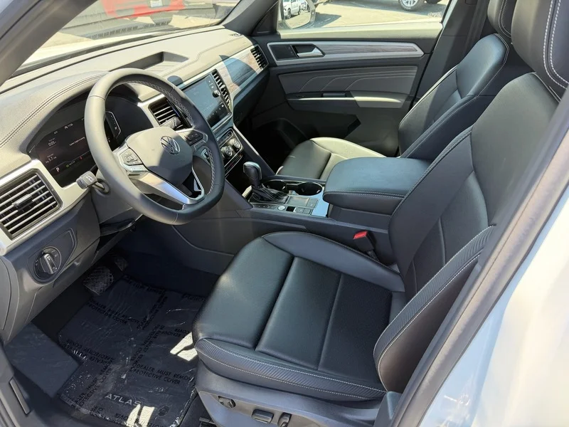 Used 2023 White Volkswagen 2.0T SE w/Technology image 14