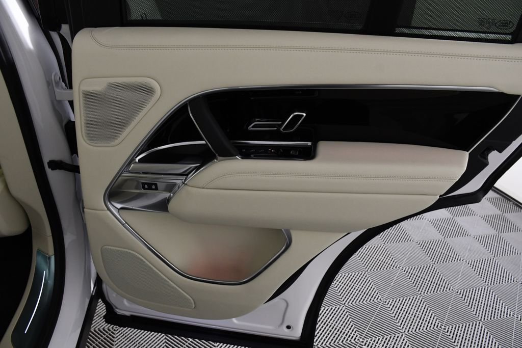New 2026 Ostuni Pearl W Land Rover SE image 20