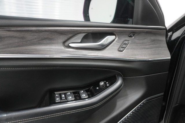 Used 2023 Diamond Black Crystal Pearlcoat Jeep Overland image 15