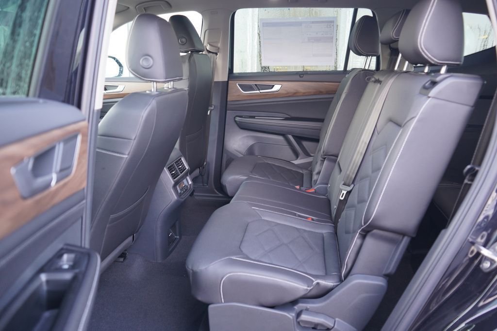 New 2026 Deep Black Pearl Volkswagen SE w/Technology image 7