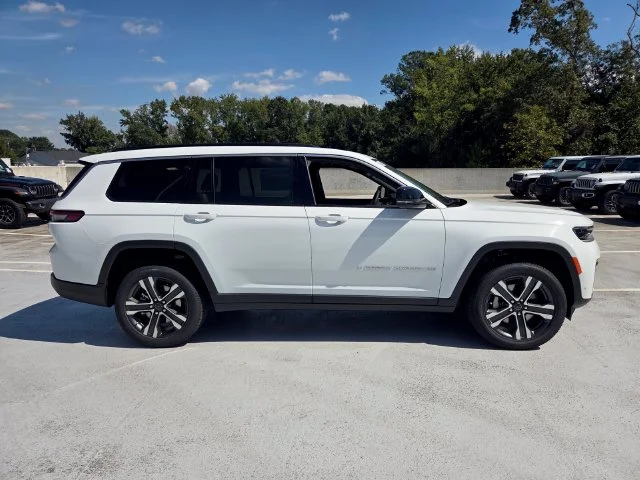 New 2027 Bright White Clear-Coat Paint Jeep Limited image 10