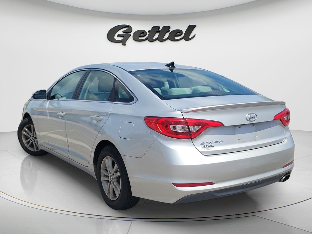 Used 2016 Silver Hyundai SE image 2