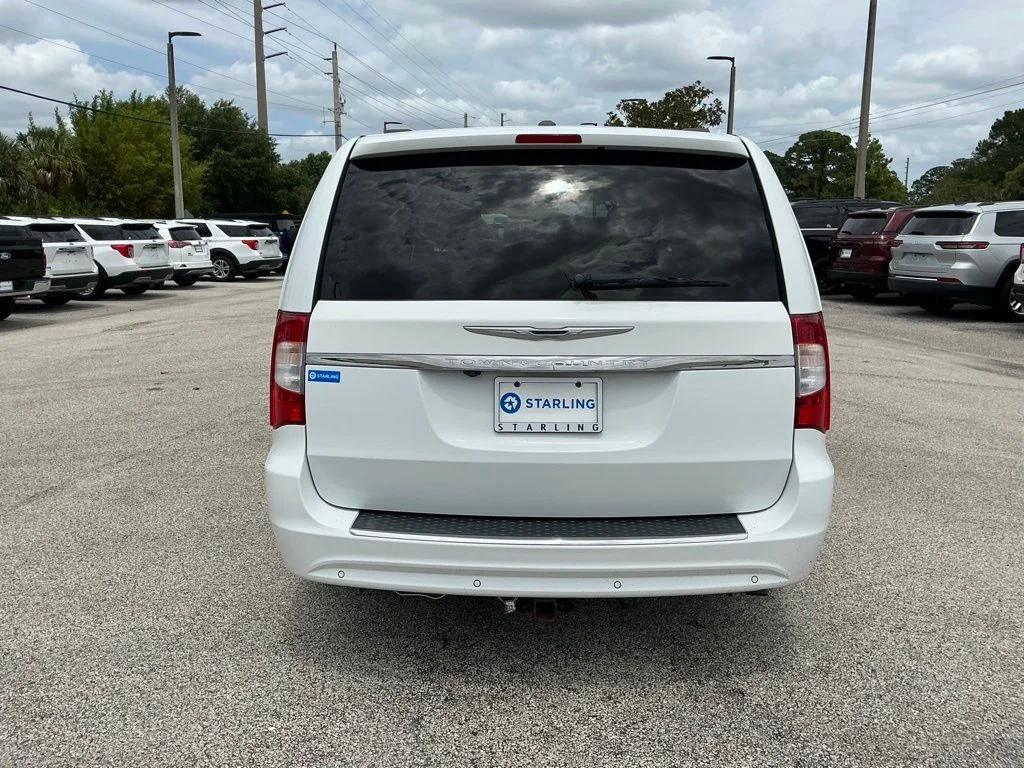Used 2014 White Chrysler Touring-L image 13