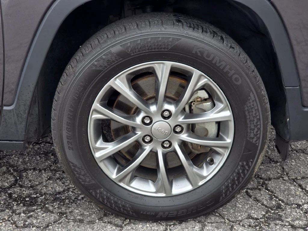Used 2019 Gray Jeep Latitude Plus image 22