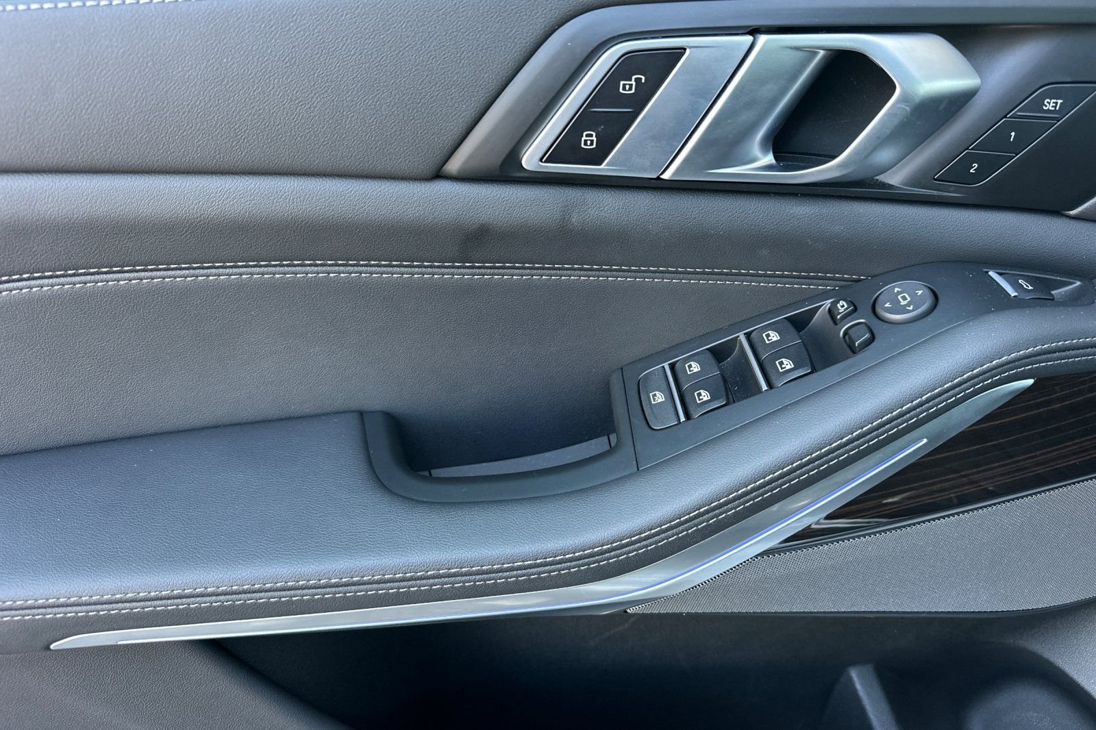 Used 2025 Gray BMW xDrive40i image 12