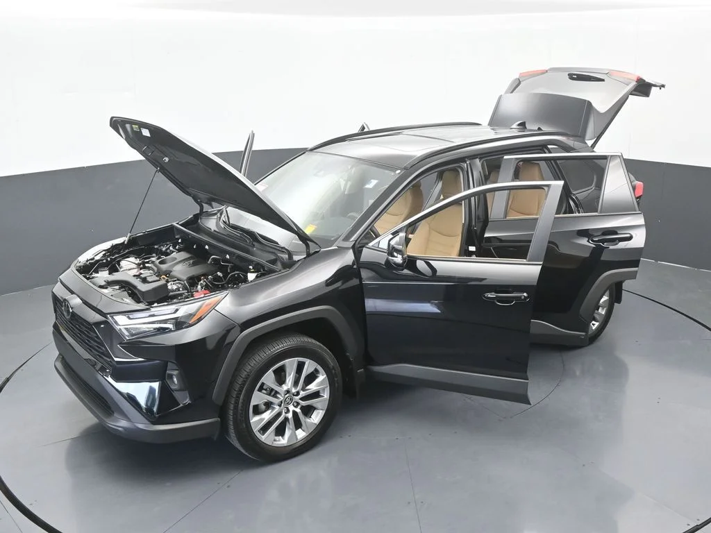 Used 2025 Midnight Black Metallic Toyota XLE Premium image 67