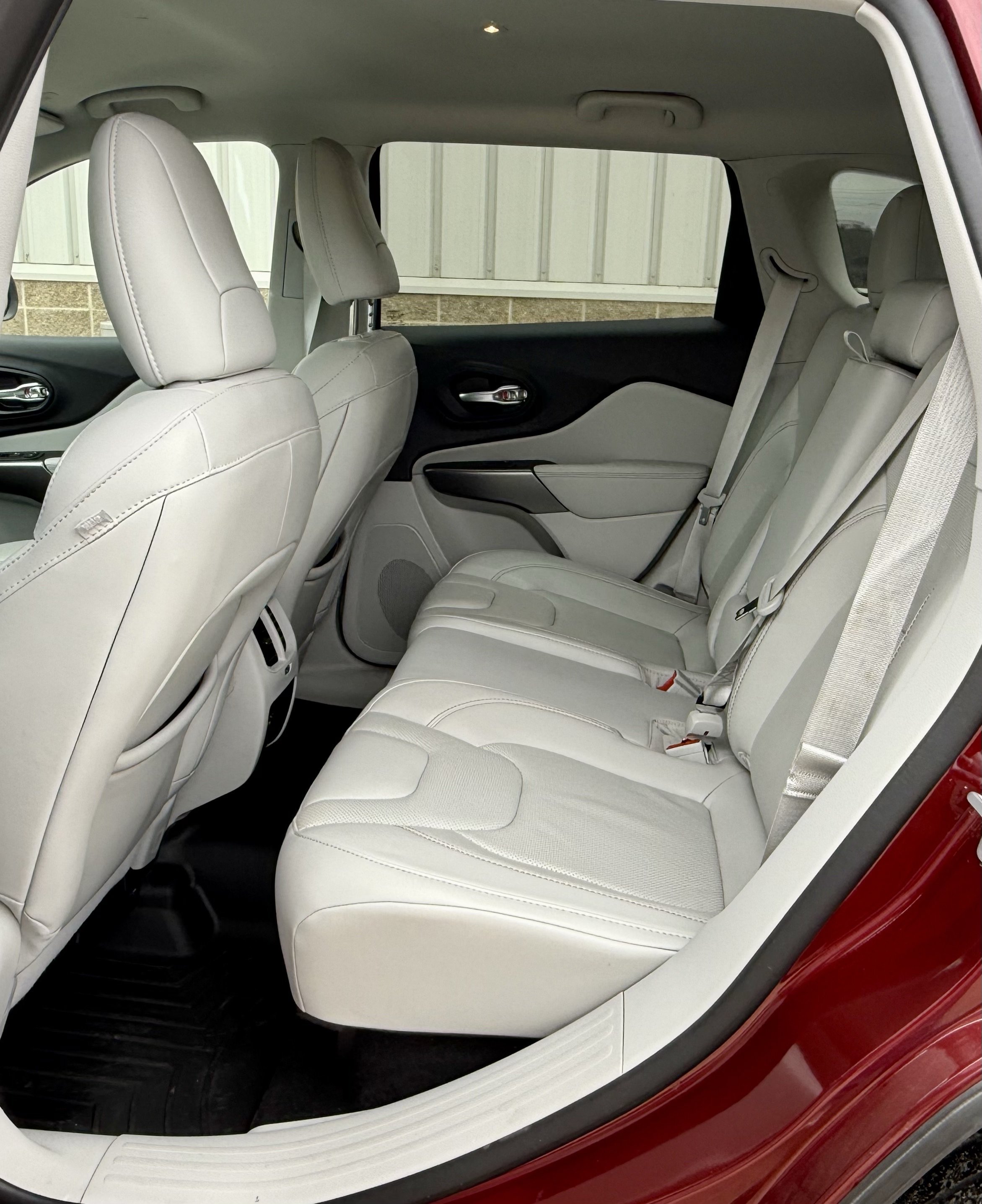 Used 2021 Velvet Red Pearlcoat Jeep Latitude Lux image 12