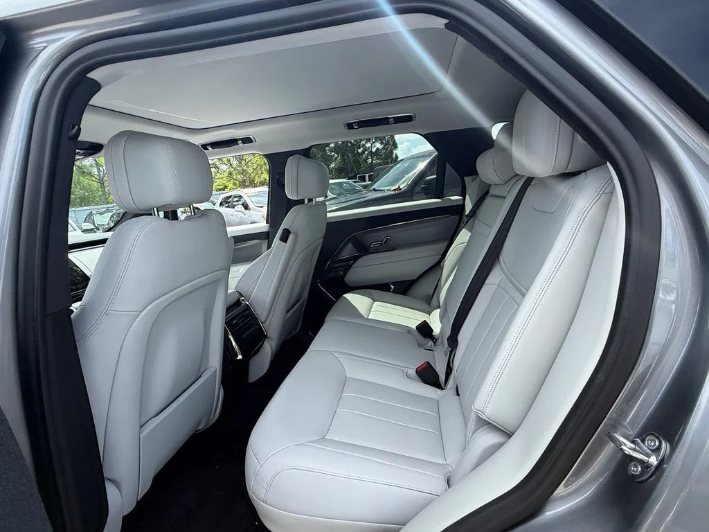 Used 2024  Land Rover SE image 12