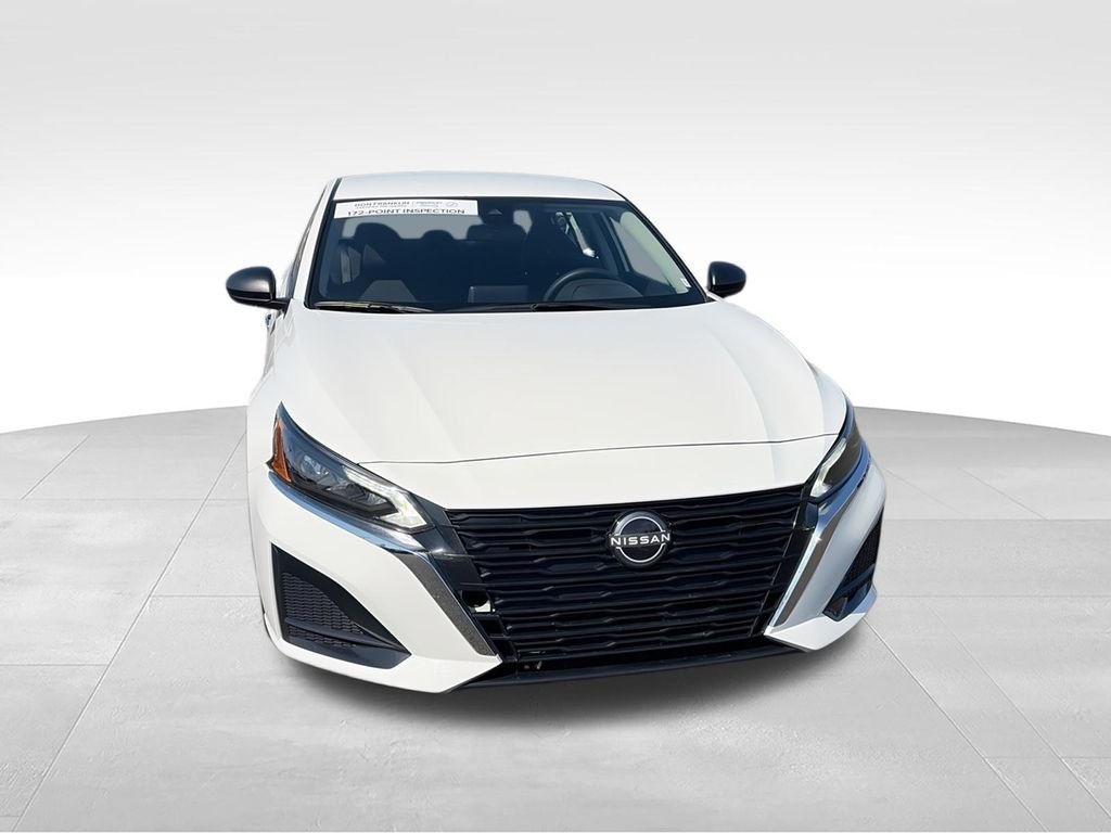 Used 2025 White Nissan 2.5 SV image 3