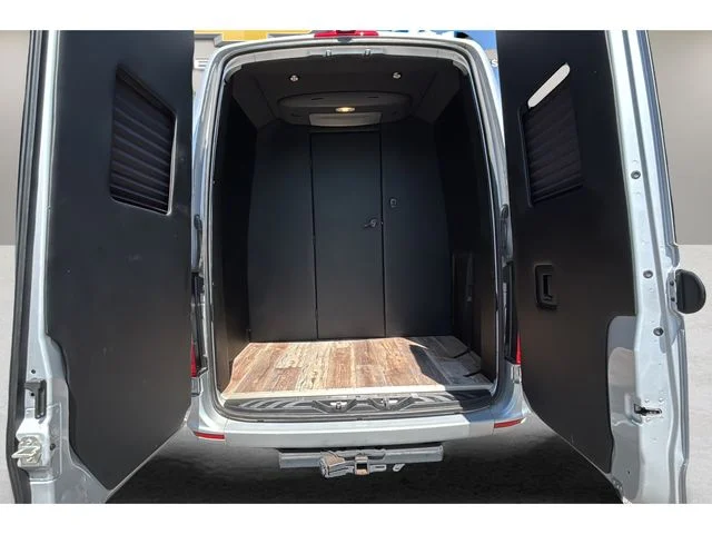 Used 2021  Mercedes-Benz Cargo 170 WB image 32