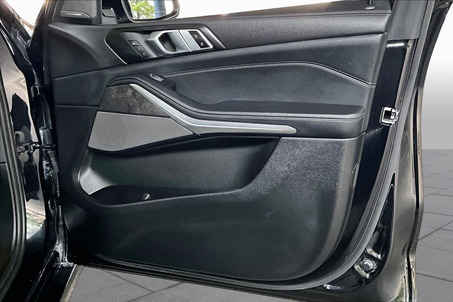 Used 2025 Black Sapphire Metallic BMW xDrive40i image 21
