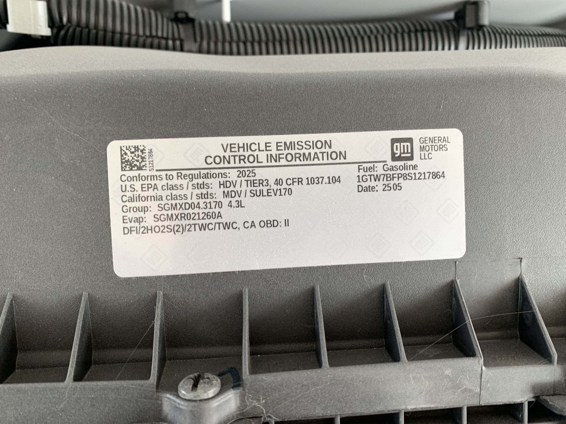 New 2025 Summit White GMC Work Van image 39