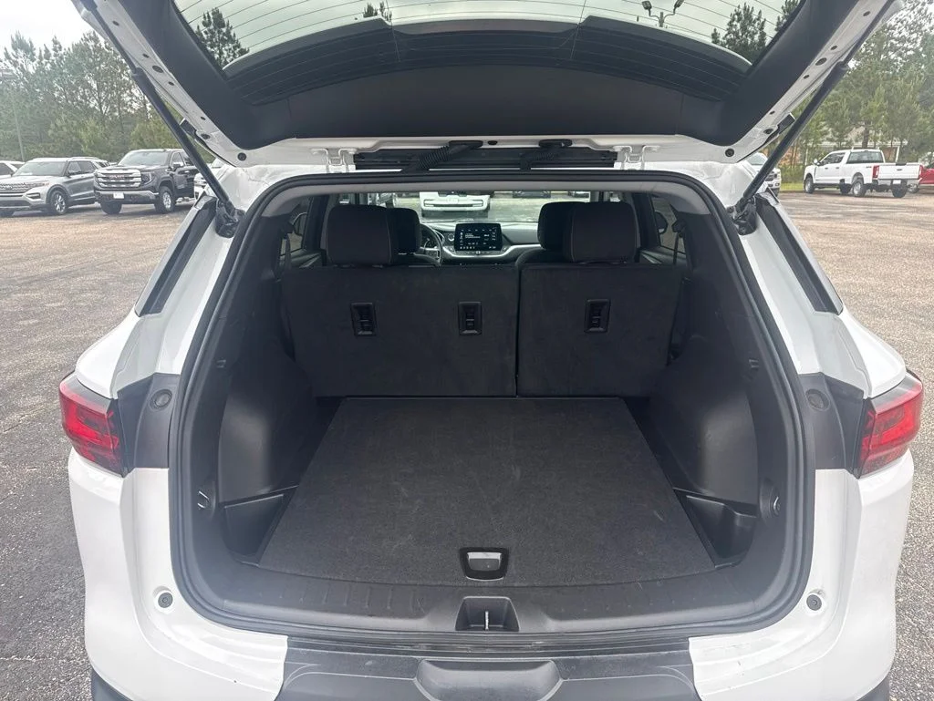 Used 2025 White Chevrolet LT image 15