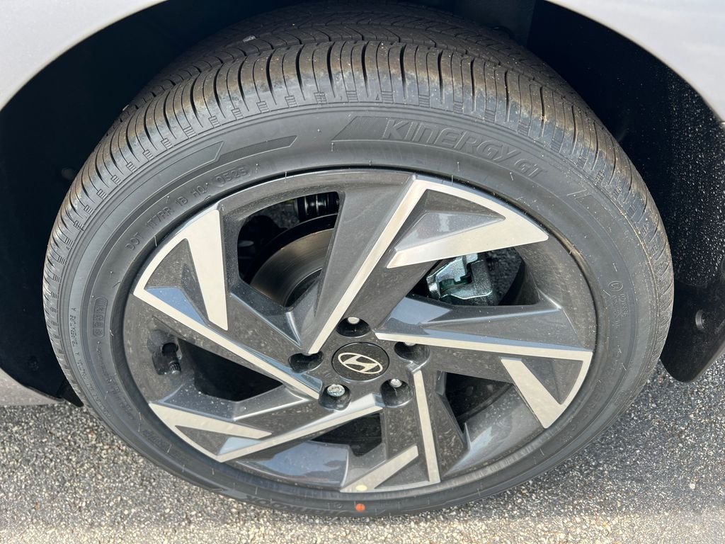 Used 2025 Silver Hyundai SEL Sport image 19