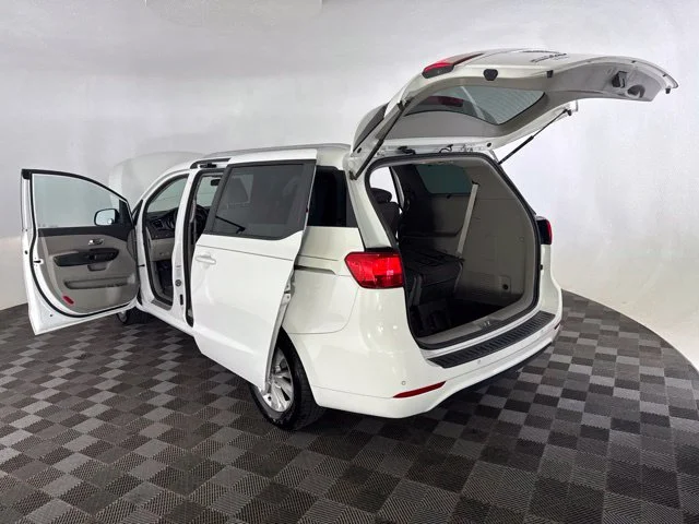 Used 2015 White Kia LX image 18
