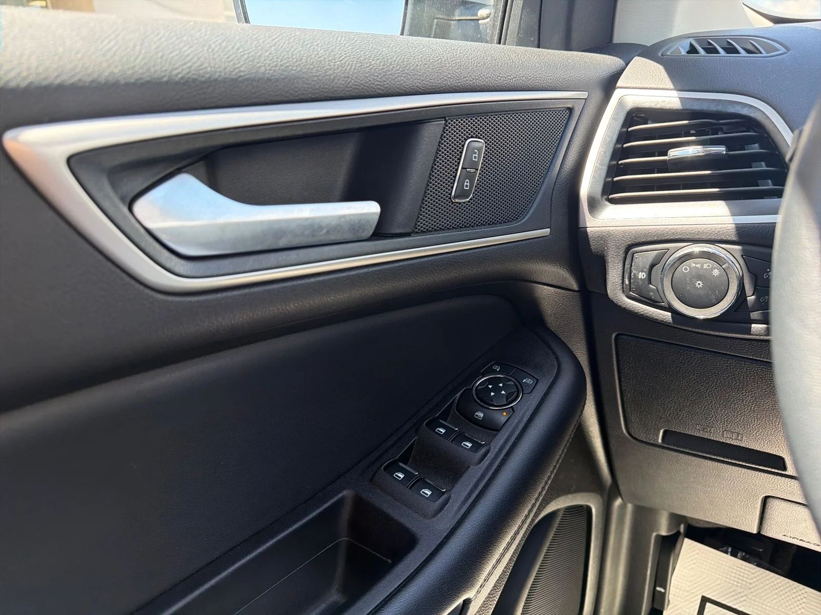 Used 2024 Oxford White Clearcoat Ford SEL image 23