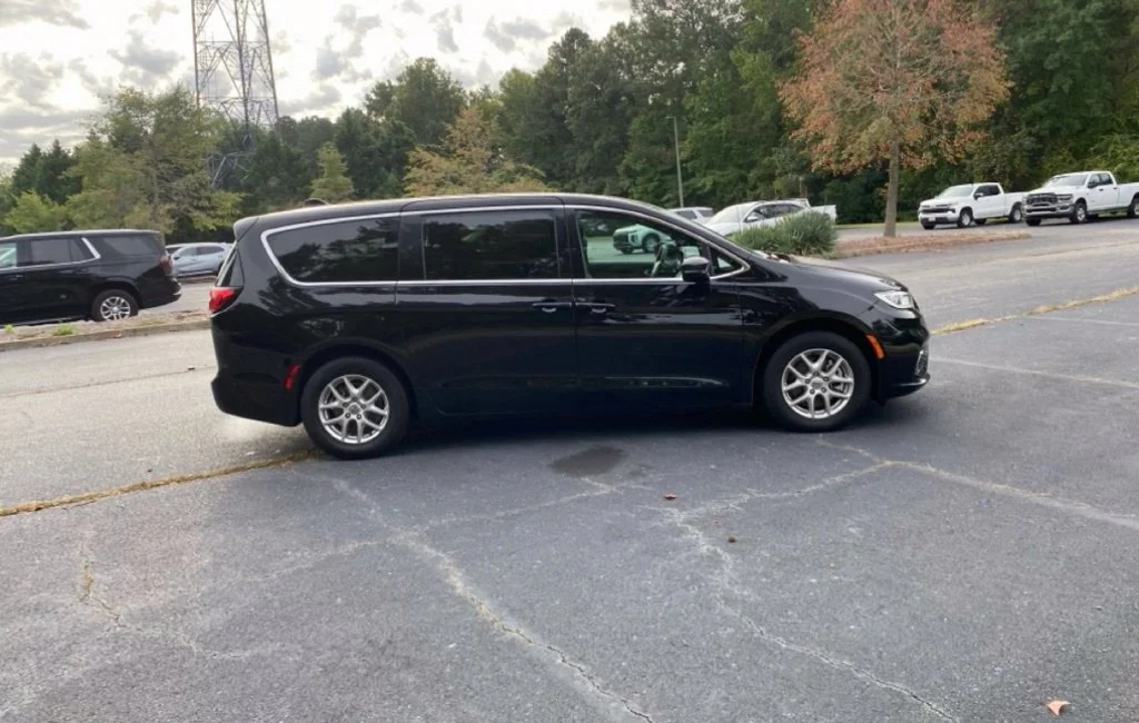 Used 2025 Black Chrysler Select image 3