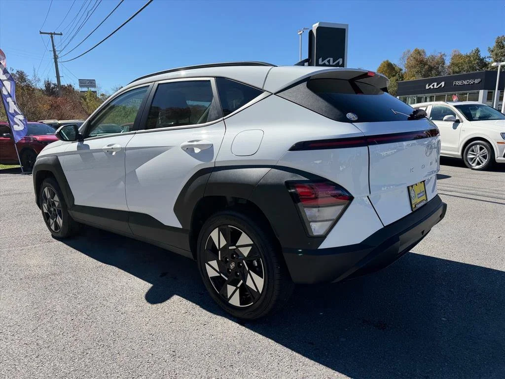 Used 2025 White Hyundai SEL image 5