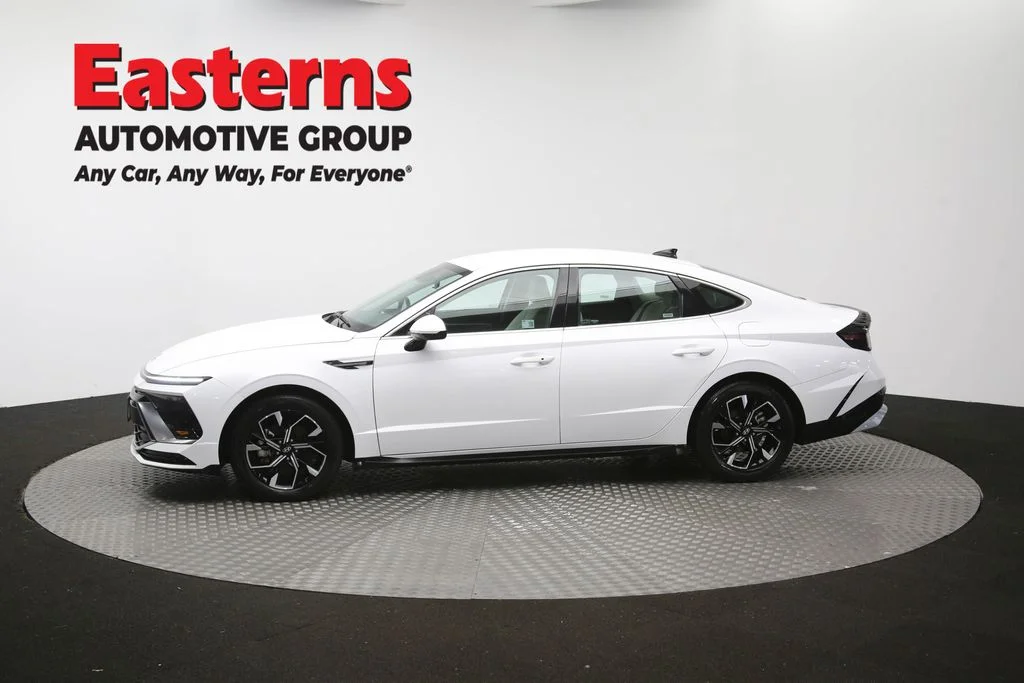 Used 2025 White Hyundai SEL image 59
