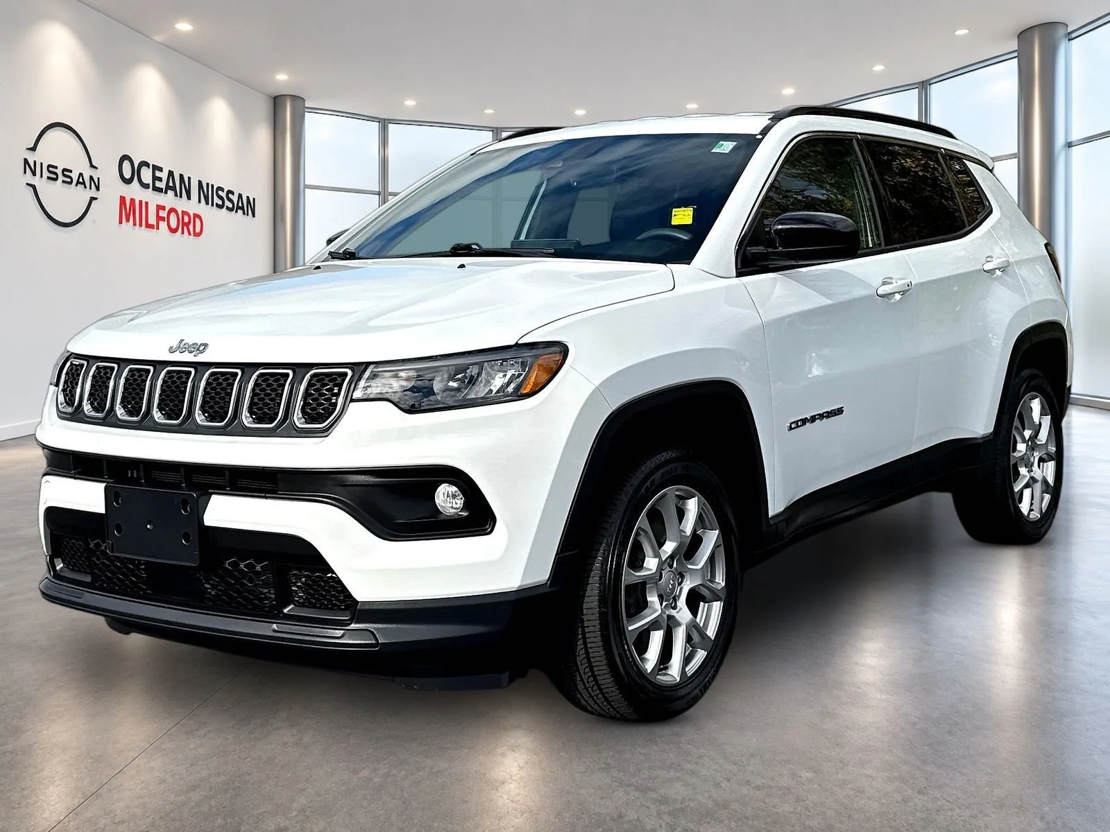 Used 2023 Bright White Clearcoat Jeep Latitude Lux image 1