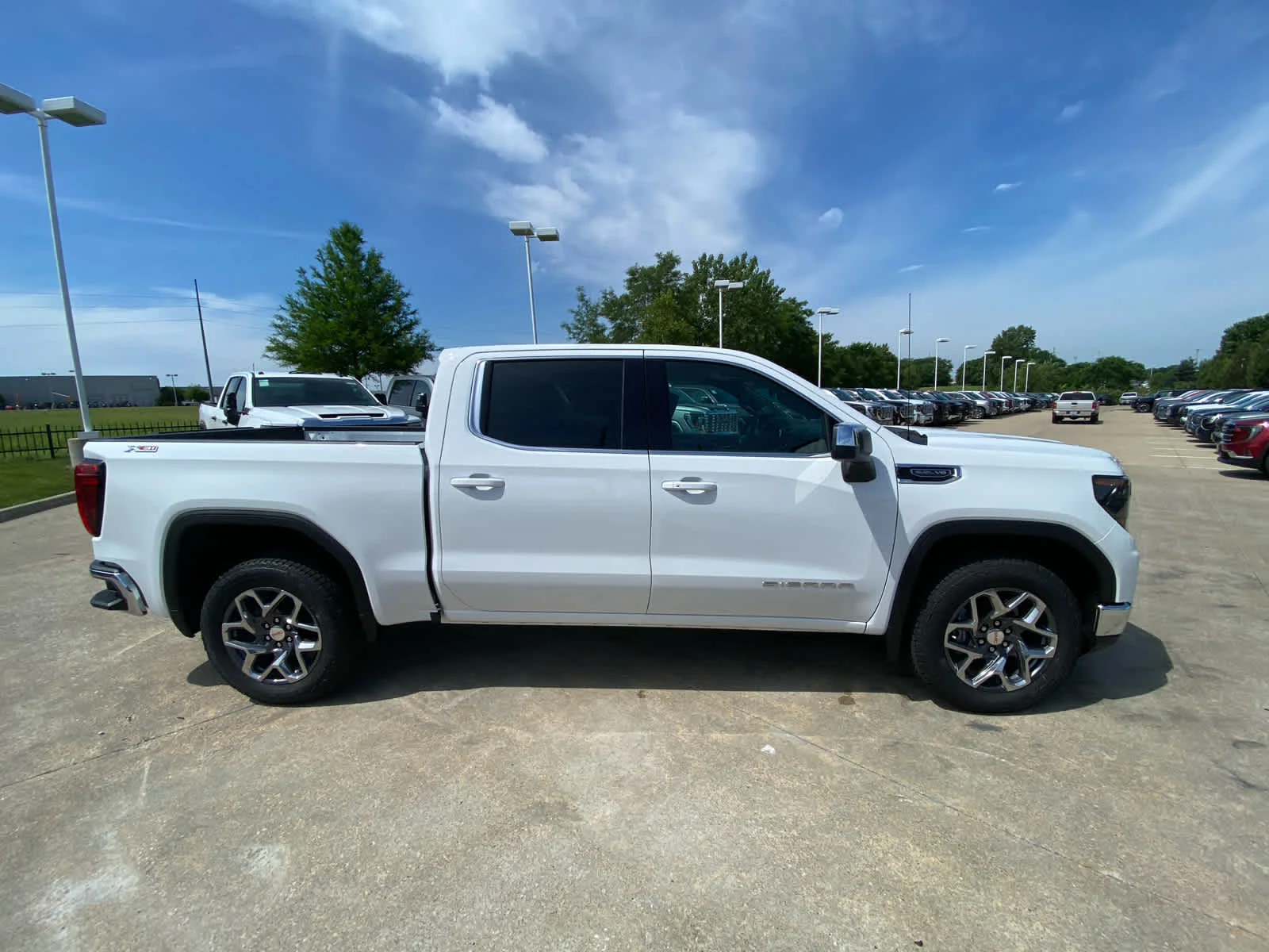 New 2026 Summit White GMC SLE image 3