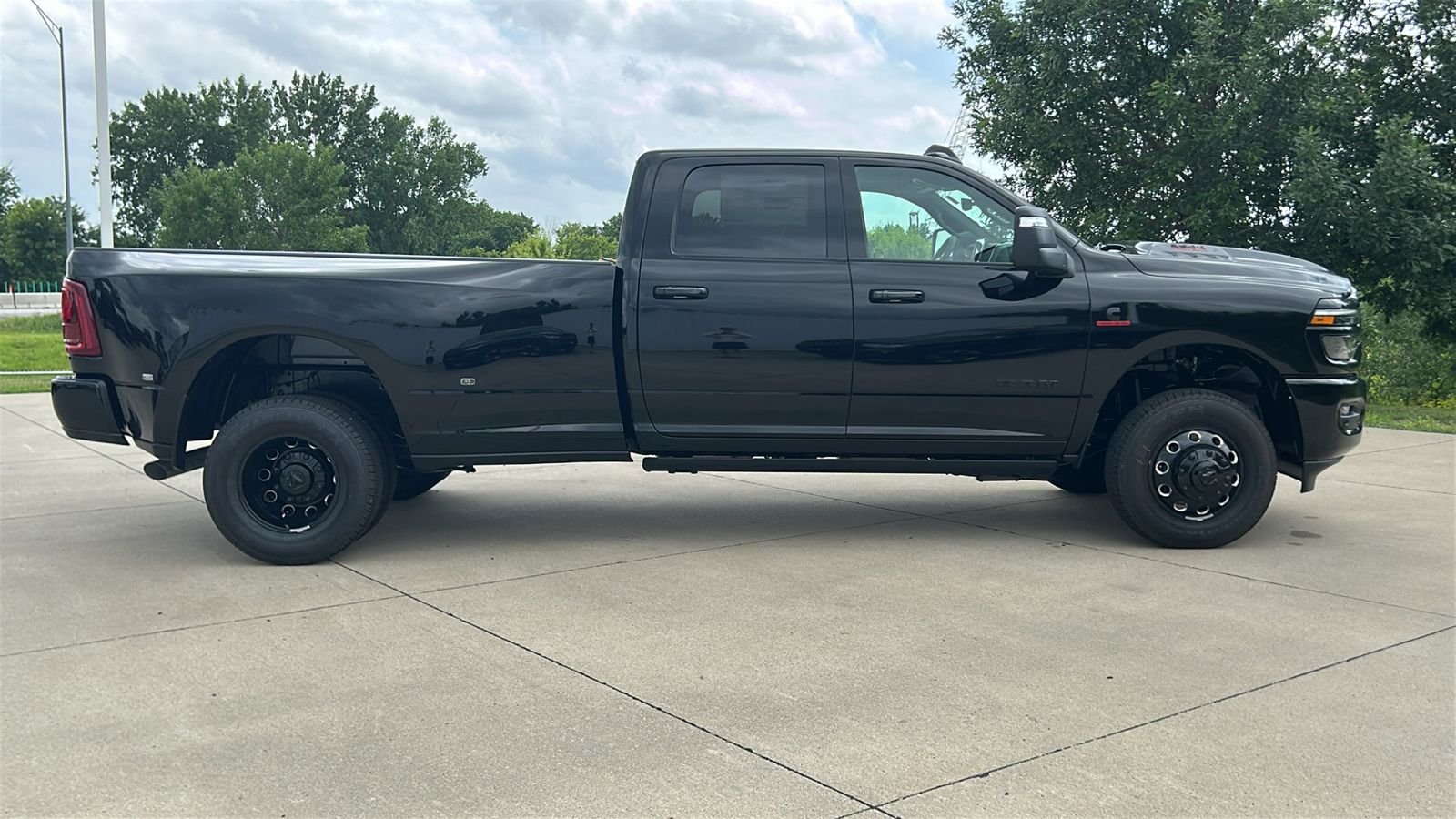 New 2026 Diamond Black Crystal Pearl-Coat Exterior Paint RAM Laramie image 3