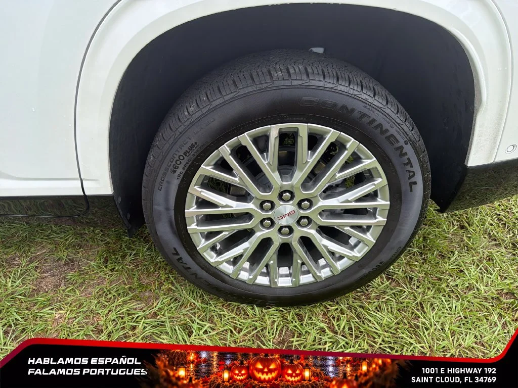 Used 2024 White Frost Tricoat GMC Denali image 11