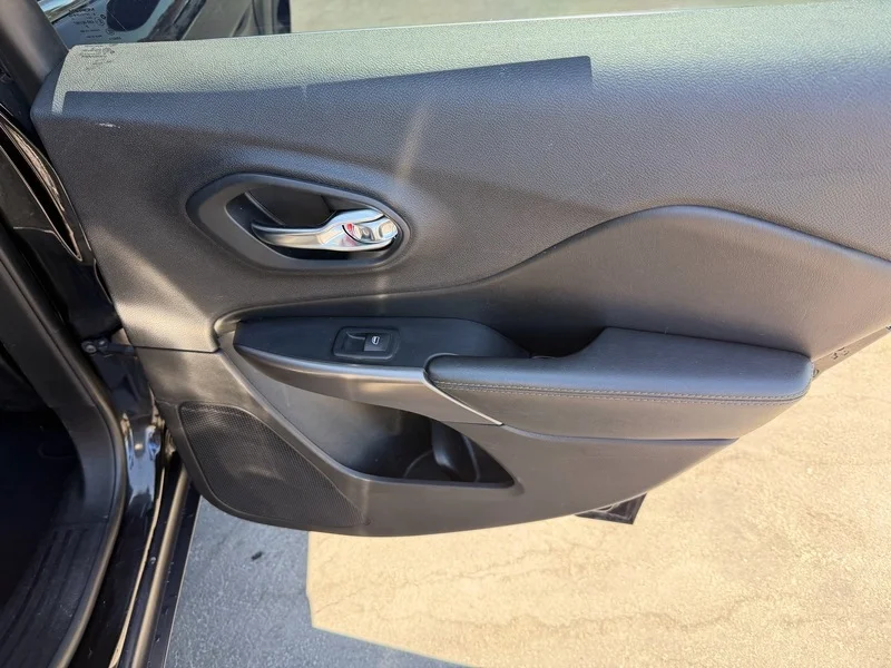 Used 2019 Diamond Black Cry Jeep Limited image 22