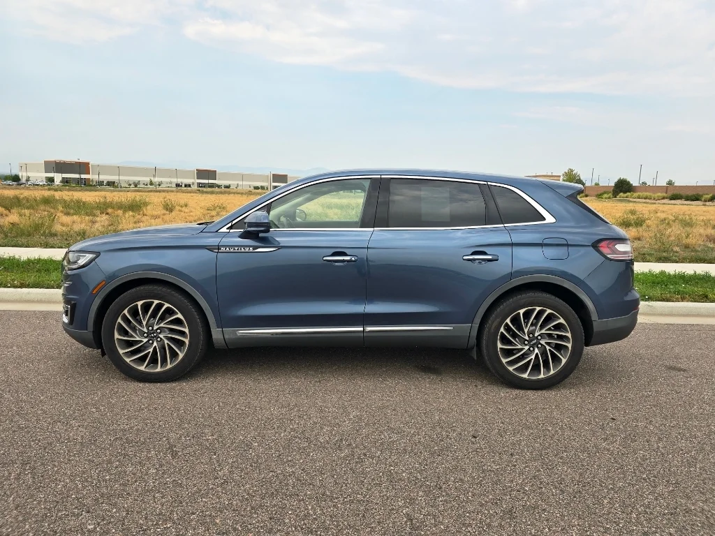 Used 2019 Blue Diamond Metallic Lincoln Reserve image 2